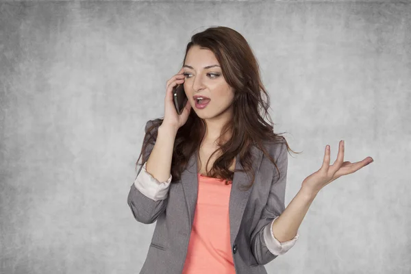Засмучена бізнес-леді розмовляє по телефону — стокове фото