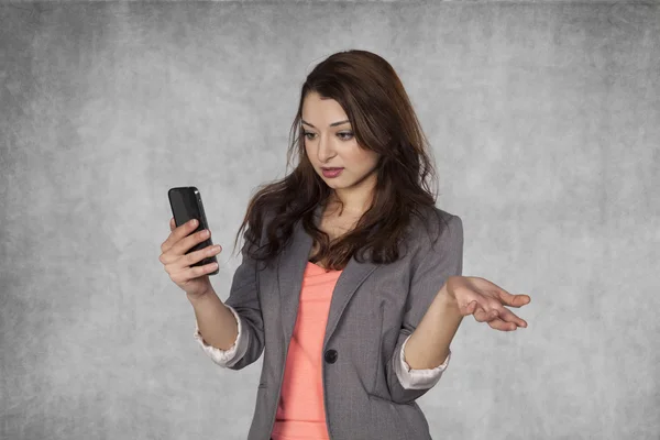 Mujer de negocios sorprendida lee el correo — Foto de Stock