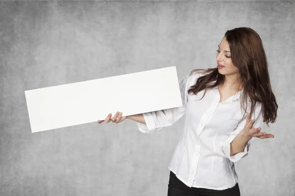 Zakenvrouw op zoek in ongeloof bij de advertentie — Stockfoto