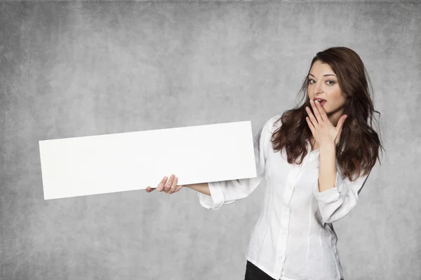 Překvapený obchodní žena drží místo pro vaši reklamu — Stock fotografie