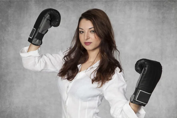 Mujer de negocios seria muestran su fuerza — Foto de Stock