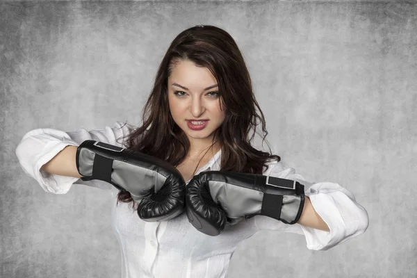 Seriös affärskvinna redo att slåss — Stockfoto