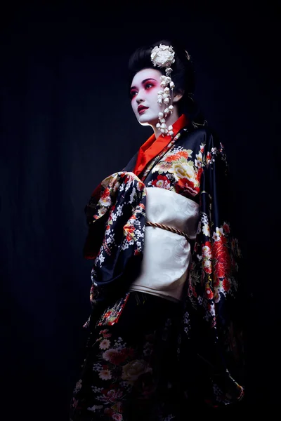 年轻漂亮的艺妓穿着和服 头戴草冠 装饰华丽 图库照片 C Iordani