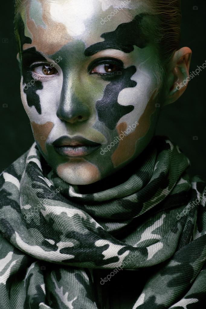Belle jeune mode pour femme avec style militaire vêtements et le visage peinture maquillage, couleurs