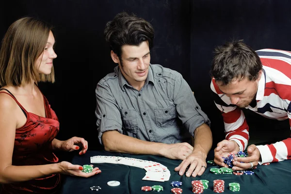 Люди грають у покер запасів