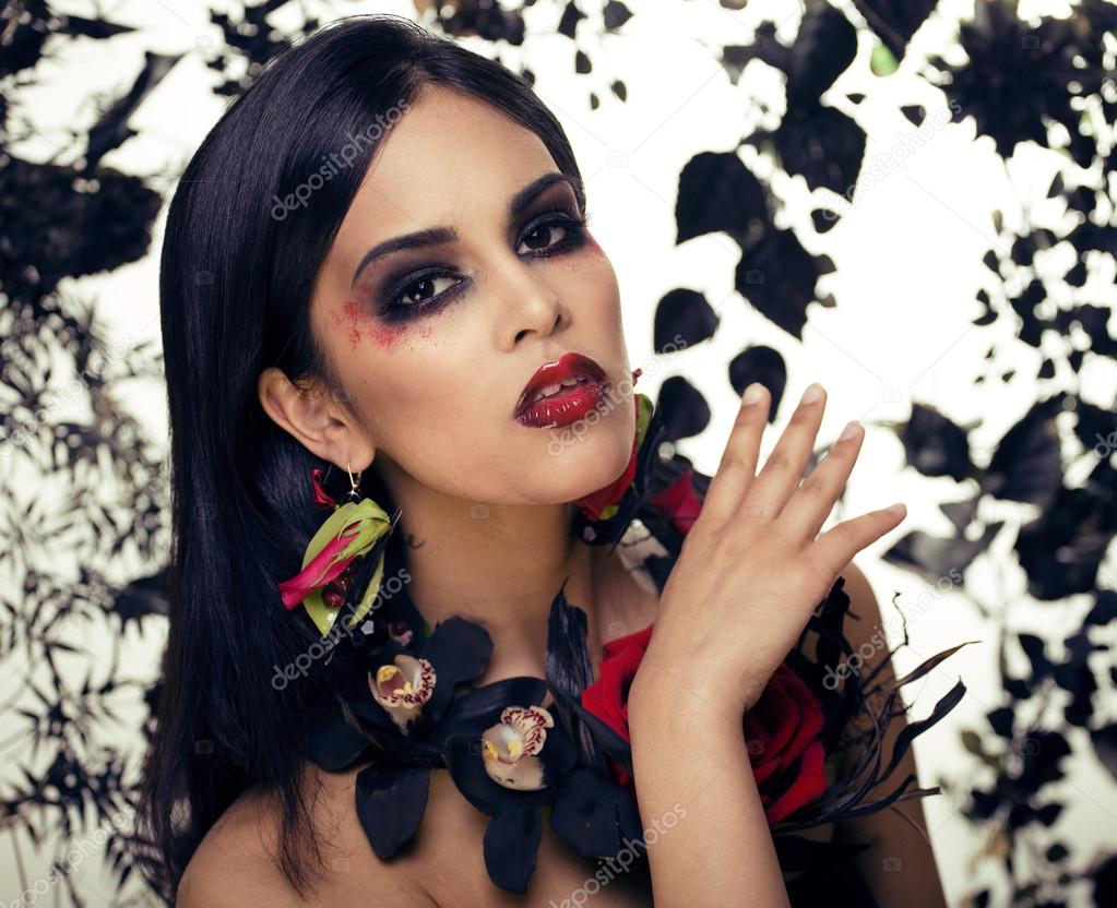 Hubsche Brunette Frau Mit Rosenschmuck Schwarz Und Rot Helle Make Up Kike Ein Vampir Nahaufnahme Stockfotografie Lizenzfreie Fotos C Iordani 83972456 Depositphotos