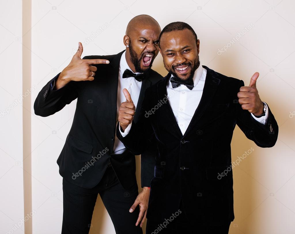 黒人スーツを着た2人のアフロアメリカ人ビジネスマン感情的なポーズジェスチャー笑顔 弓結びを着用する ストック写真 C Iordani 9656