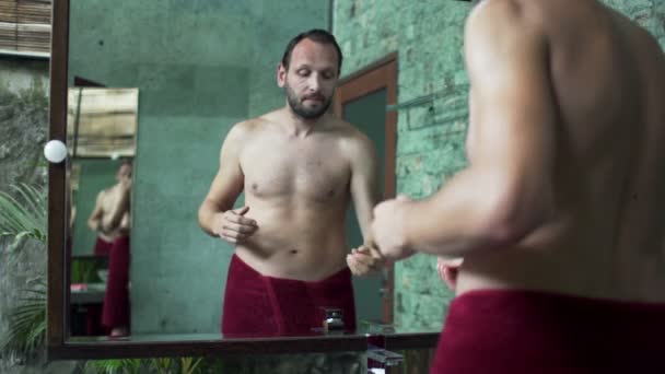 Чоловік наносить гель на волосся — стокове відео