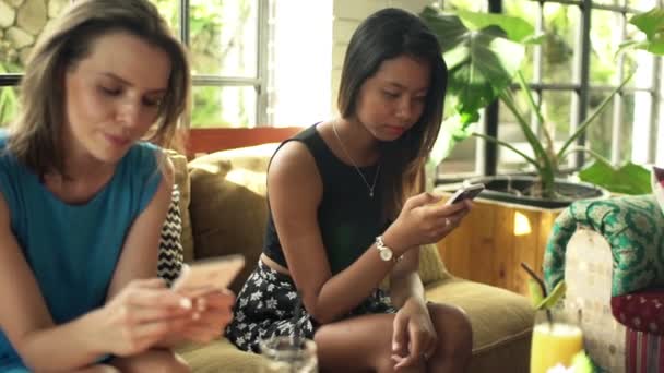 Φίλες χρησιμοποιώντας smartphones στο καφέ — Αρχείο Βίντεο