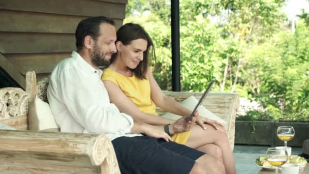 Casal conversando no computador tablet — Vídeo de Stock