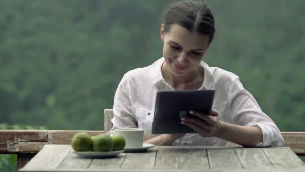 Mujer usando tableta — Vídeos de Stock