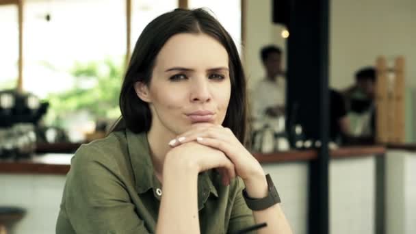 Hermosa mujer en la cafetería — Vídeos de Stock