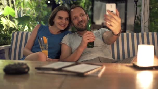 Pareja tomando foto selfie — Vídeo de stock