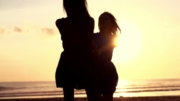 Flickvänner vrida runt på stranden — Stockvideo