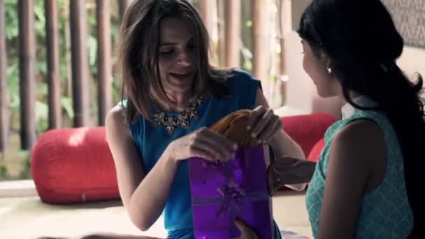 Mujer dando regalo de cumpleaños a su amigo — Vídeos de Stock