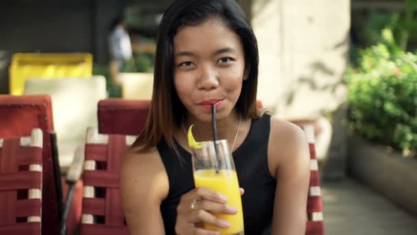 Женщина пьет коктейль — стоковое видео