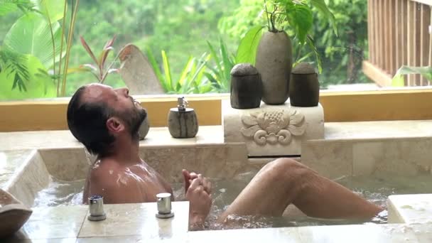 在浴室的浴缸中洗头的男人 — 图库视频影像