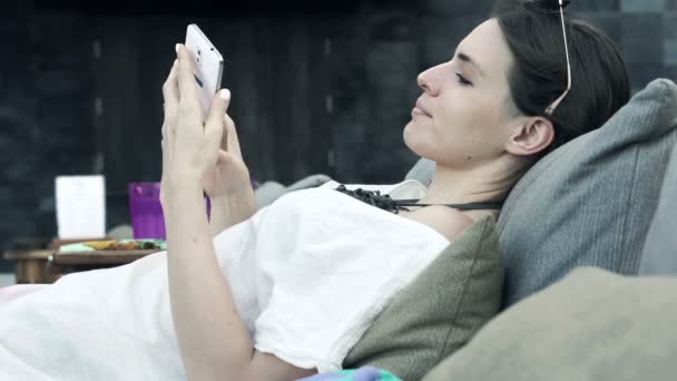 Donna utilizzando smartphone — Video Stock