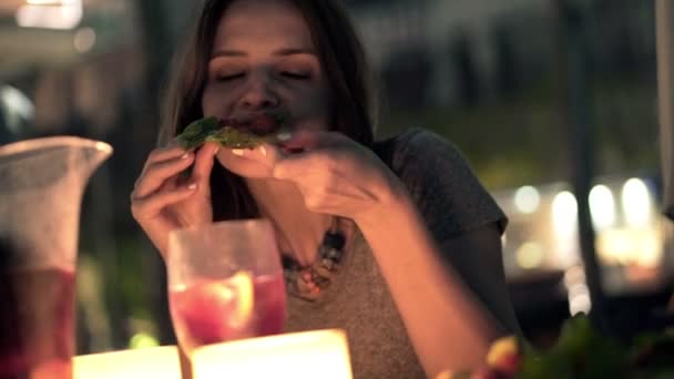 Vrouw die pizza eet — Stockvideo