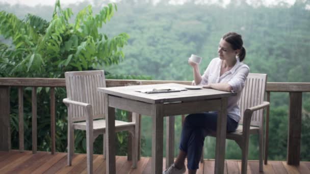 Woman drinking coffee — Stock Video