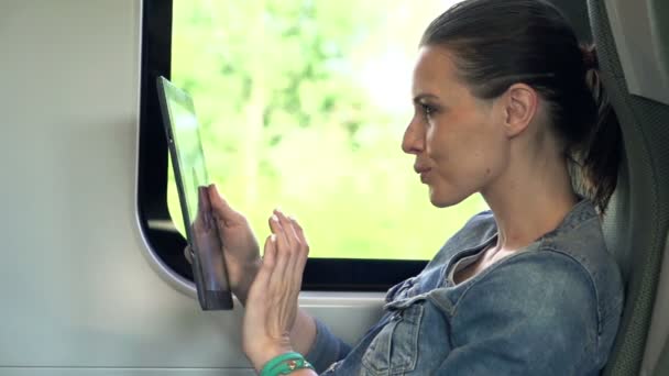 Bir trende tablet ile çalışan güzel kadın — Stok video