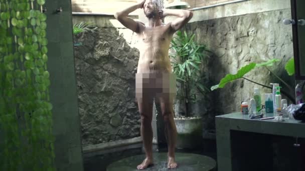Naked man washing body — Stock Video