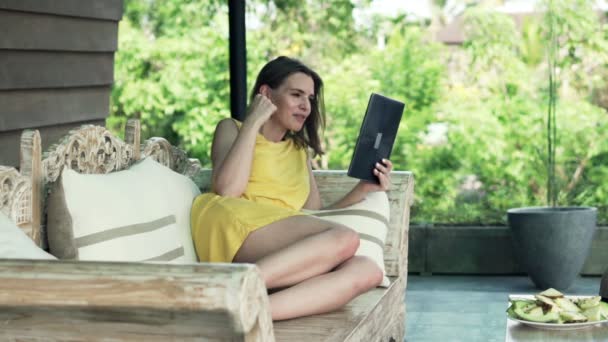 Mujer charlando en la computadora tableta — Vídeo de stock