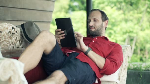 Człowiek przy użyciu komputera typu tablet na tarasie — Wideo stockowe