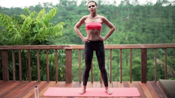 Sporty woman standing on mat — Stock Video