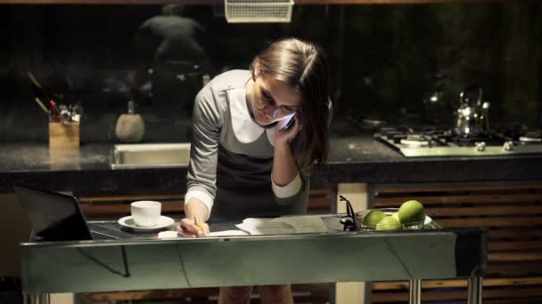 Femme d'affaires avec des documents parlant sur téléphone portable — Video