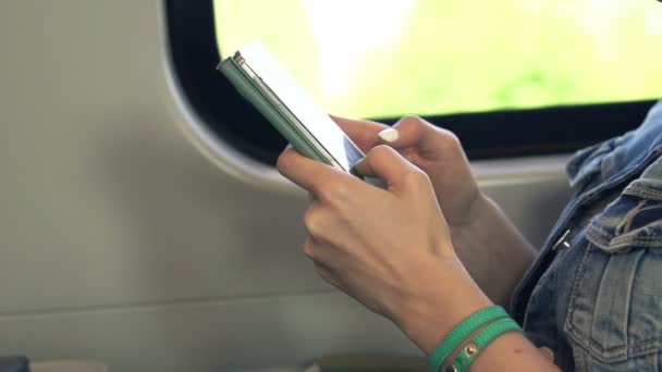 Kvinna händer med modern smartphone på ett tåg — Stockvideo