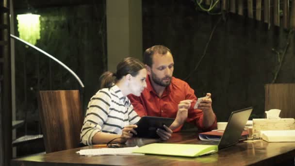 Pareja de negocios con tablet — Vídeo de stock