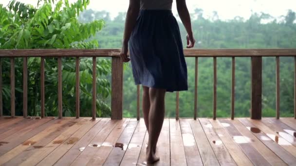 Mujer caminando en la terraza — Vídeo de stock