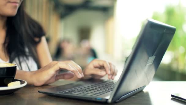 Mujeres estudiantes manos usando el ordenador portátil en la cafetería — Vídeo de stock