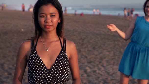 Namoradas lutando na praia — Vídeo de Stock