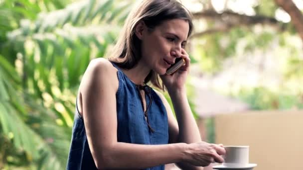 Mulher falando no celular — Vídeo de Stock