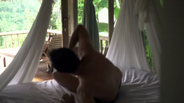 Muž probouzet a probuzení venku na terase — Stock video