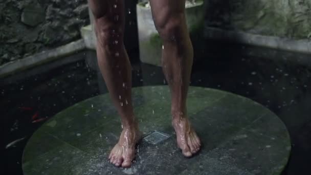 Hombre de pie bajo la ducha — Vídeos de Stock
