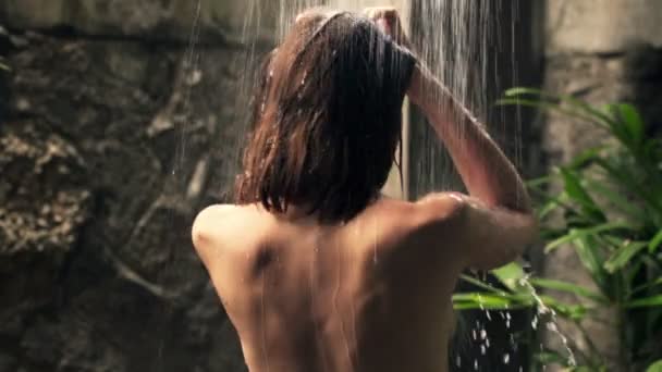 Жінка миє під душем — стокове відео