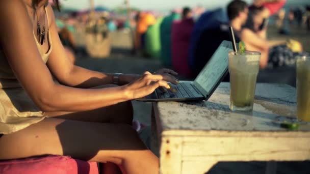 Mujer manos escribiendo en el ordenador portátil en la playa — Vídeos de Stock