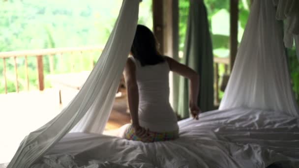 Жінка залишає ліжко і прокидається на терасі — стокове відео
