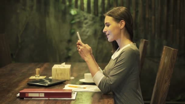 Bizneswoman za pomocą smartfona — Wideo stockowe