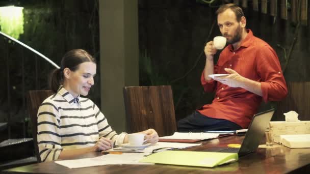 Επαγγελματικό ζευγάρι πίνει καφέ — Αρχείο Βίντεο