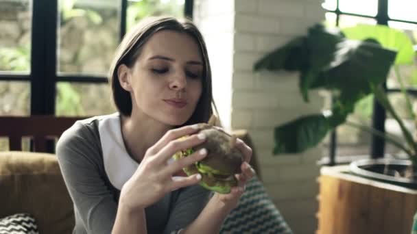 Businesswoman eating sandwich — Stock Video