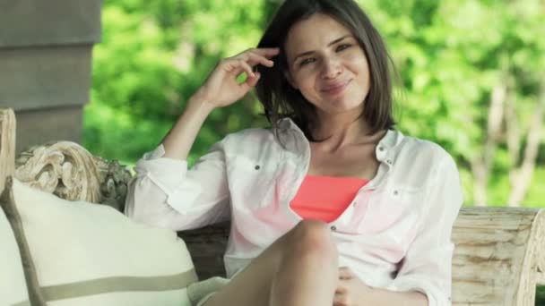 Mujer feliz con smartphone — Vídeos de Stock