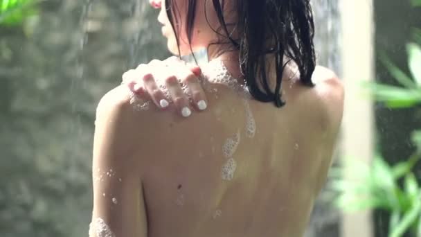 Femme nue corps de lavage sous la douche — Video