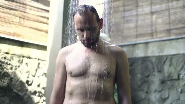 Adam ayakta duş altında — Stok video
