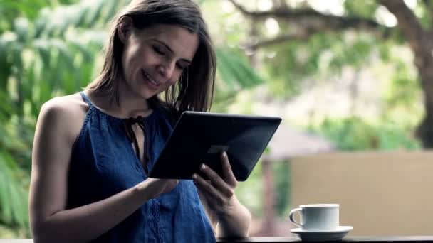 Mulher usando computador tablet — Vídeo de Stock