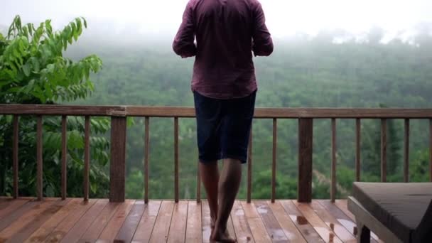 Man lopen uit op terras en koffie drinken — Stockvideo