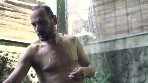 男人完成淋浴 — 图库视频影像